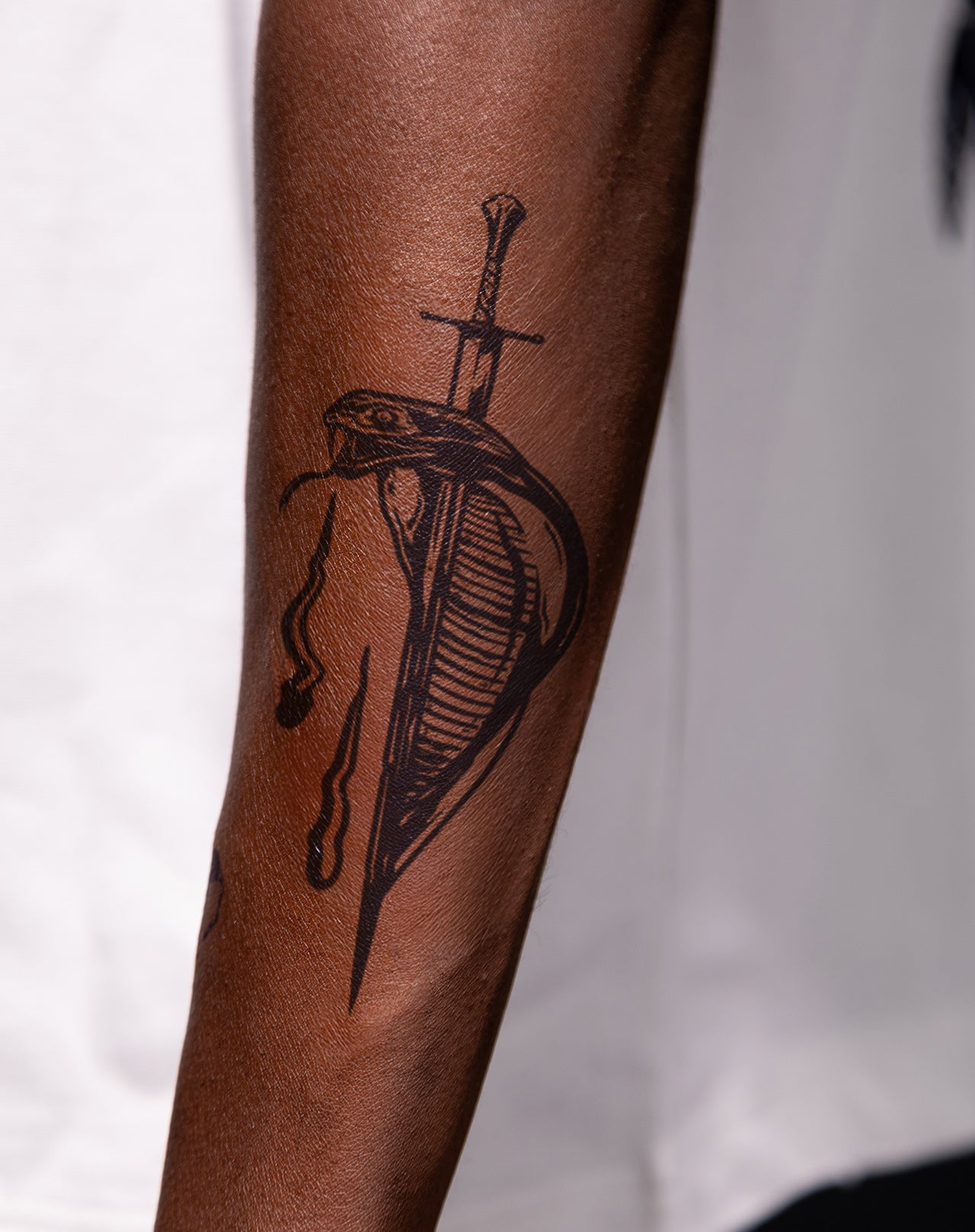 Venomfang Blade Temporary Tattoo Lasts 1-2 Weeks – EZINK™